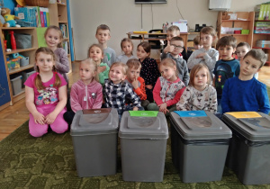 Przedszkolaki utrwaliły prawidłowy sposób segregacji śmieci oraz dowiedziały się dlaczego należy to robić